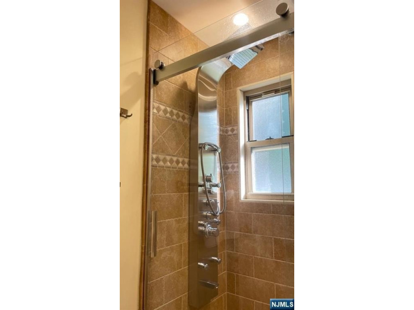 Introducing a beautiful totally renovated 2 bed rooms apartment - photo 9