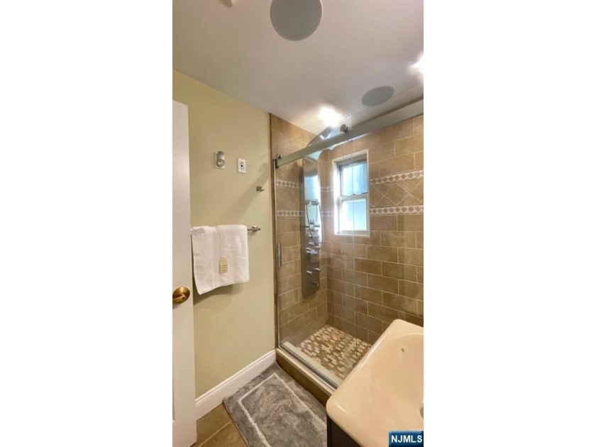 Introducing a beautiful totally renovated 2 bed rooms apartment - photo 10