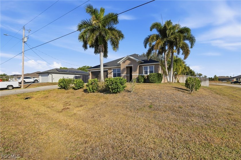 APPROVED SHORT SALE! Spacious and move in ready! This - photo 2
