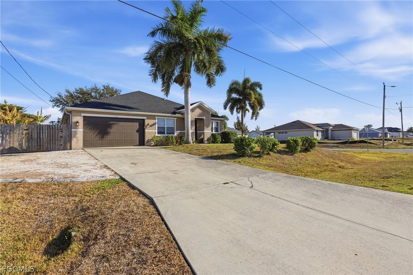 APPROVED SHORT SALE! Spacious and move in ready! This - photo 3