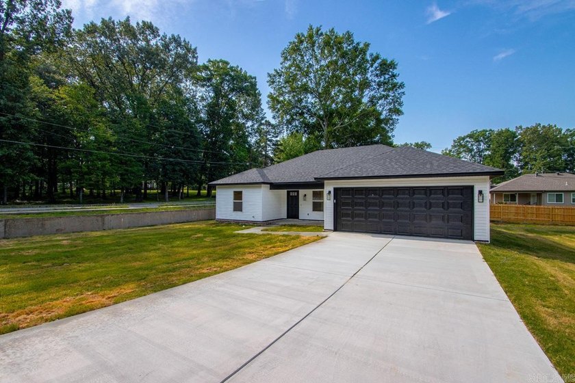 WOW! New Construction! Very pretty white siding w/white brick! - photo 2