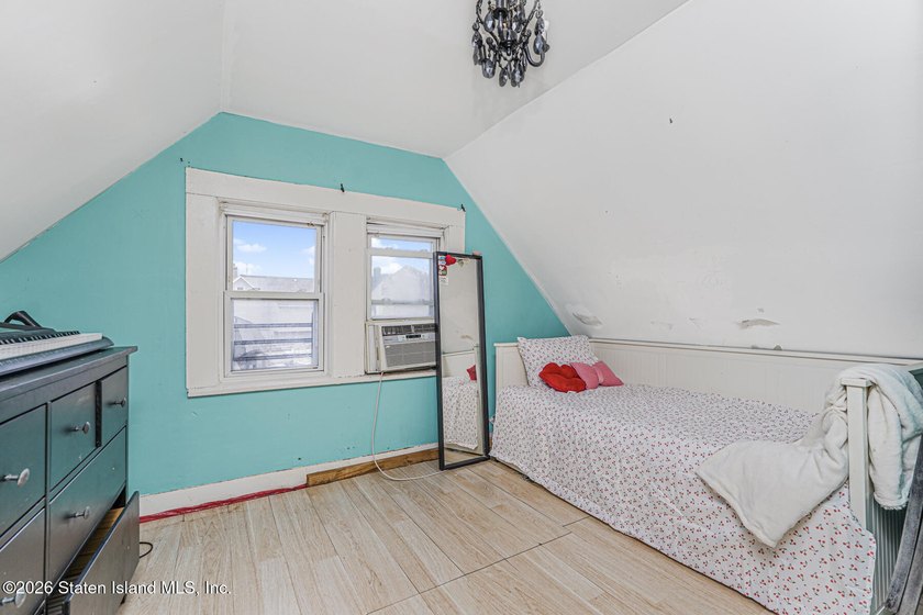Welcome to 39 Post Lane! This 1-family detached, 3-bedrooms - photo 12