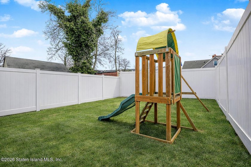 Welcome to 39 Post Lane! This 1-family detached, 3-bedrooms - photo 13