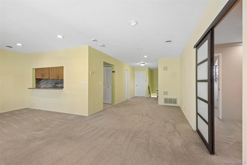 SPACIOUS UPPER UNIT 1100 SQ FT. NEW WINDOWS, UPGRADED INTERIOR - photo 12