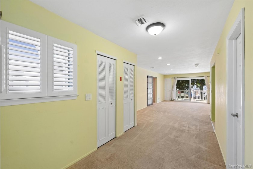 SPACIOUS UPPER UNIT 1100 SQ FT. NEW WINDOWS, UPGRADED INTERIOR - photo 13