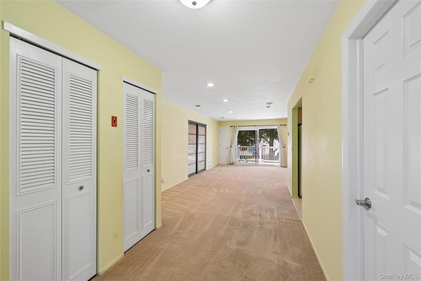 SPACIOUS UPPER UNIT 1100 SQ FT. NEW WINDOWS, UPGRADED INTERIOR - photo 14