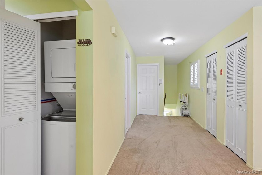 SPACIOUS UPPER UNIT 1100 SQ FT. NEW WINDOWS, UPGRADED INTERIOR - photo 15