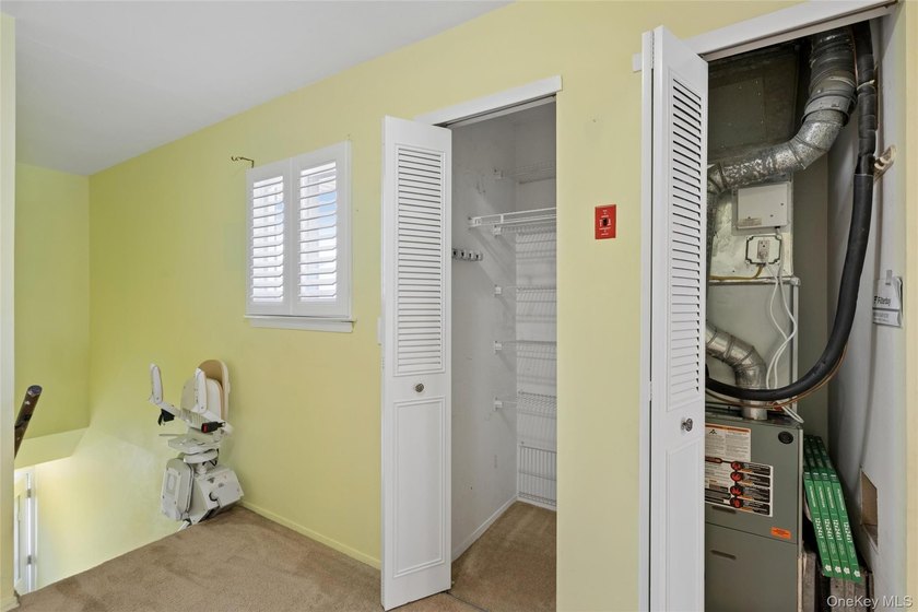 SPACIOUS UPPER UNIT 1100 SQ FT. NEW WINDOWS, UPGRADED INTERIOR - photo 16