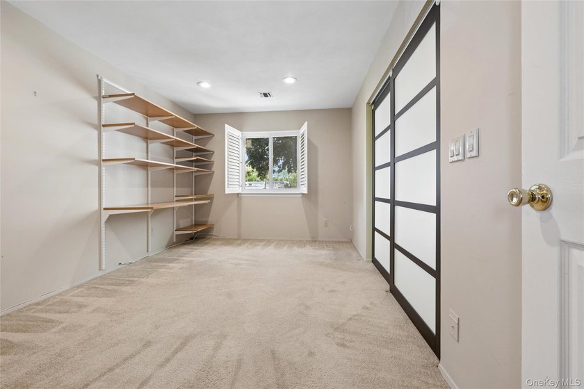 SPACIOUS UPPER UNIT 1100 SQ FT. NEW WINDOWS, UPGRADED INTERIOR - photo 17