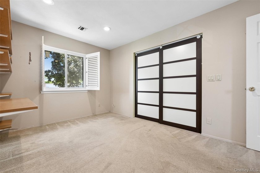 SPACIOUS UPPER UNIT 1100 SQ FT. NEW WINDOWS, UPGRADED INTERIOR - photo 18