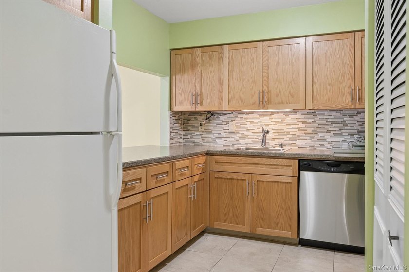 SPACIOUS UPPER UNIT 1100 SQ FT. NEW WINDOWS, UPGRADED INTERIOR - photo 22