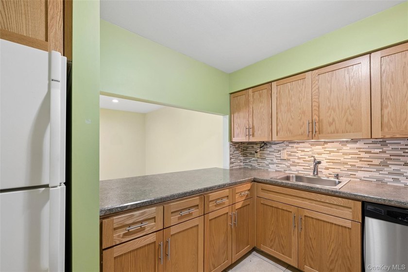 SPACIOUS UPPER UNIT 1100 SQ FT. NEW WINDOWS, UPGRADED INTERIOR - photo 24