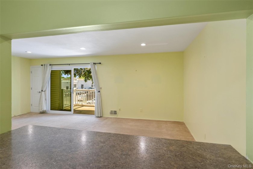 SPACIOUS UPPER UNIT 1100 SQ FT. NEW WINDOWS, UPGRADED INTERIOR - photo 25