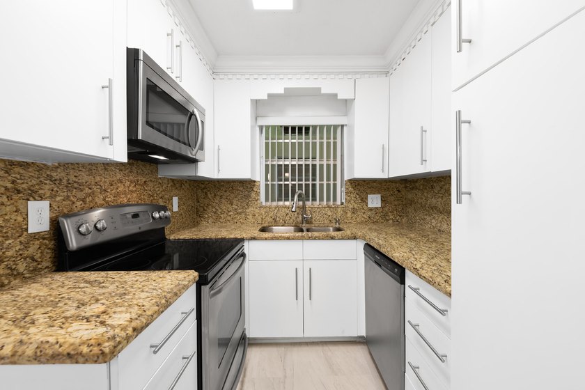 Welcome to this beautifully maintained 2-bedroom, 2-bath condo - photo 25