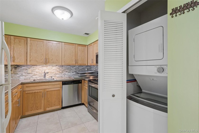 SPACIOUS UPPER UNIT 1100 SQ FT. NEW WINDOWS, UPGRADED INTERIOR - photo 26