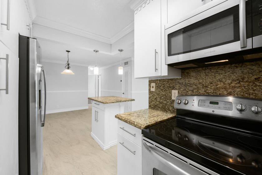 Welcome to this beautifully maintained 2-bedroom, 2-bath condo - photo 26