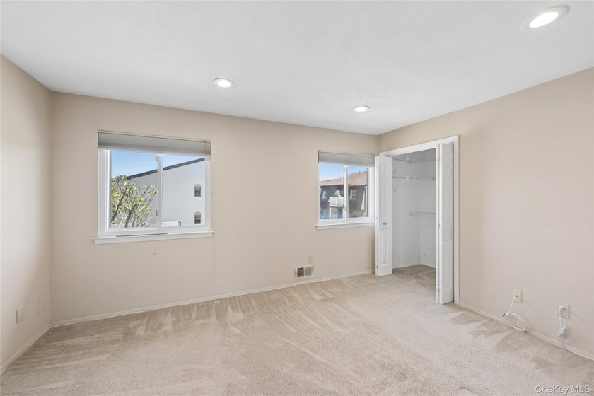 SPACIOUS UPPER UNIT 1100 SQ FT. NEW WINDOWS, UPGRADED INTERIOR - photo 27