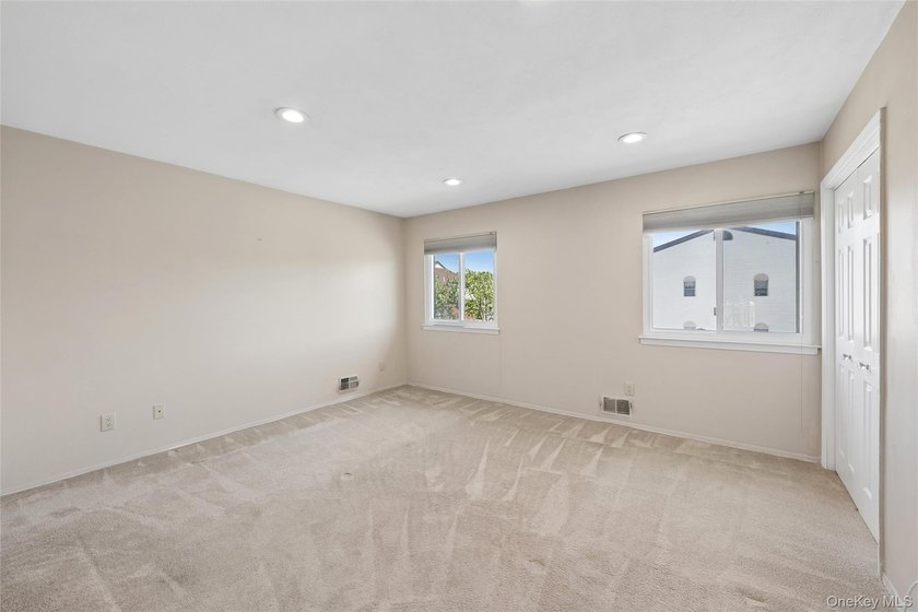 SPACIOUS UPPER UNIT 1100 SQ FT. NEW WINDOWS, UPGRADED INTERIOR - photo 30