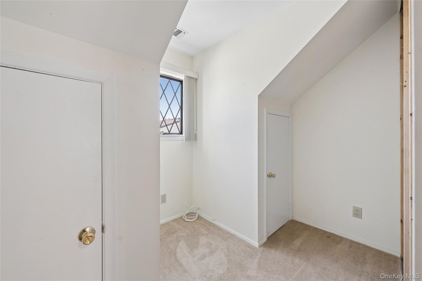 SPACIOUS UPPER UNIT 1100 SQ FT. NEW WINDOWS, UPGRADED INTERIOR - photo 32