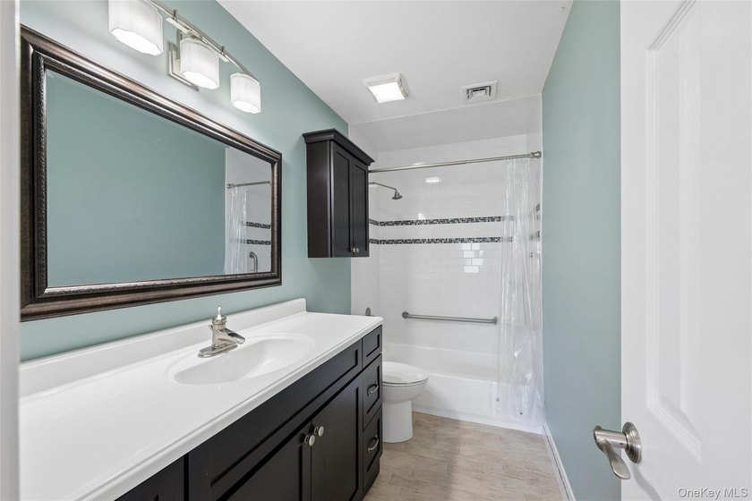 SPACIOUS UPPER UNIT 1100 SQ FT. NEW WINDOWS, UPGRADED INTERIOR - photo 33