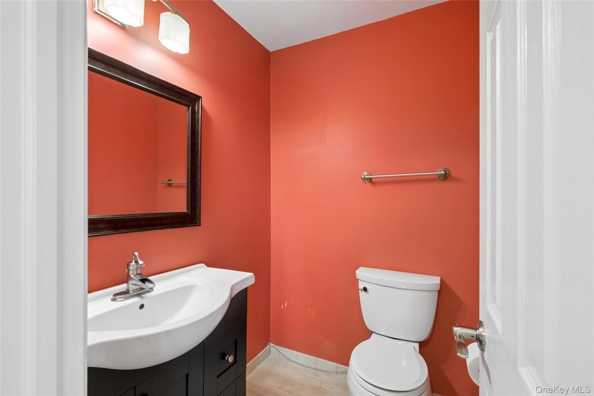 SPACIOUS UPPER UNIT 1100 SQ FT. NEW WINDOWS, UPGRADED INTERIOR - photo 35