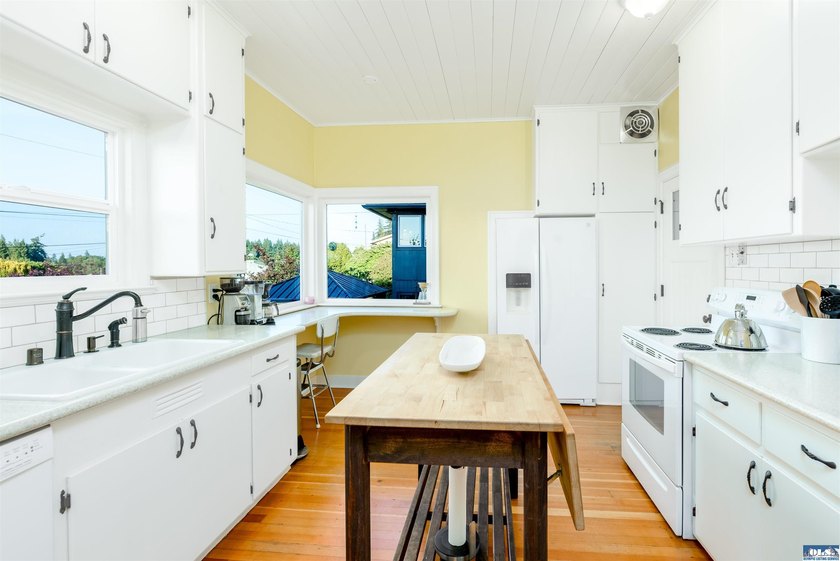 A true timeless 1937 classic craftsman with sweeping - photo 22