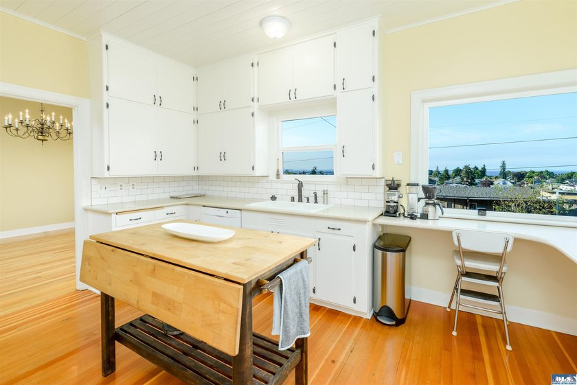 A true timeless 1937 classic craftsman with sweeping - photo 24