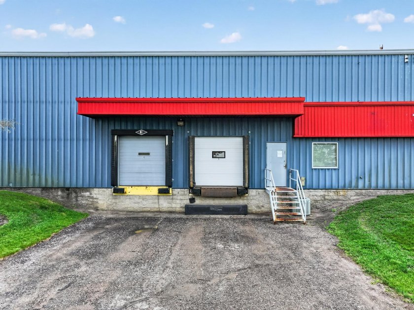Property has been a Office supply business and warehouse - photo 4