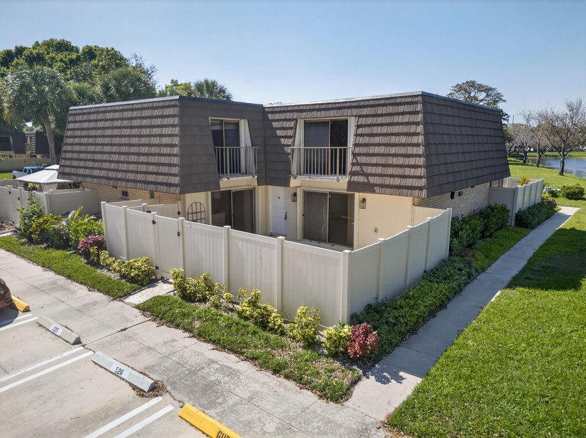 This beautifully renovated 2-bedroom, 2.5-bathroom townhouse - photo 3