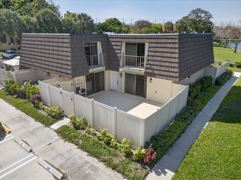 This beautifully renovated 2-bedroom, 2.5-bathroom townhouse - photo 4