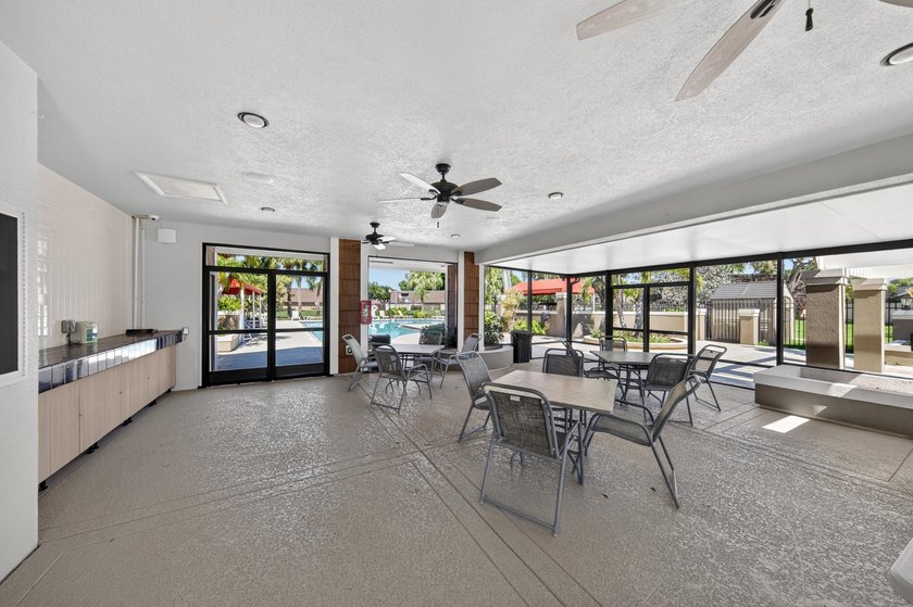 This beautifully renovated 2-bedroom, 2.5-bathroom townhouse - photo 10