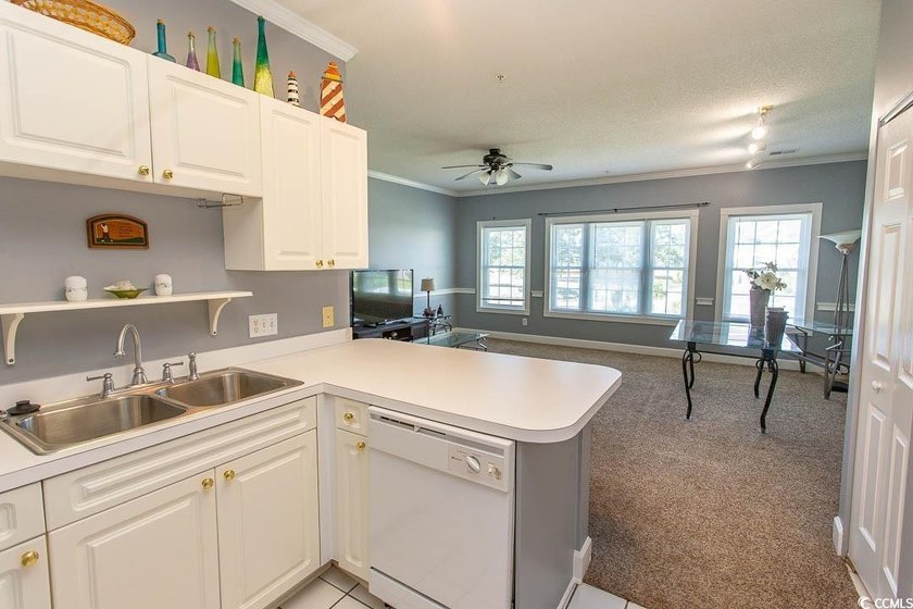 OVERLOOKING POOL AND GOLF COURSE!!! NOT ON RENTAL PROGRAM AND - photo 6