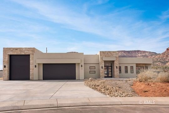 Experience luxury desert living in this beautifully appointed - photo 2