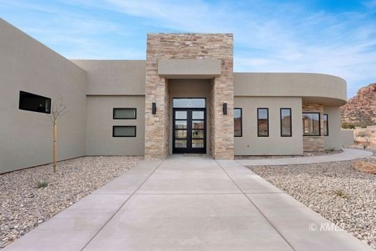 Experience luxury desert living in this beautifully appointed - photo 3