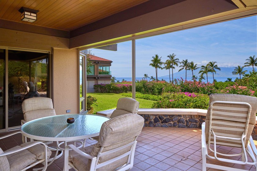 Wailea Point 2101 is a rare, single-level residence featuring 2 - photo 8
