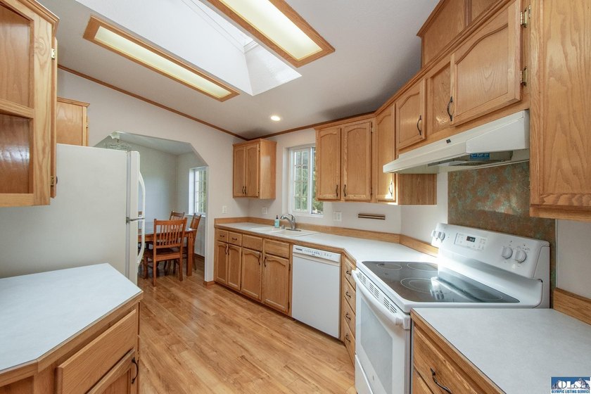 WELCOMING HOME IN SOUGHT-AFTER NEIGHBORHOOD! You need to see - photo 11