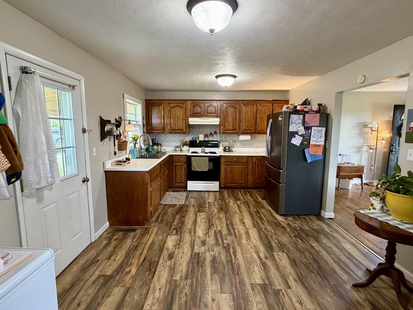 Priced to sell &amp; Seller offering 5K towards closing cost!!! - photo 12