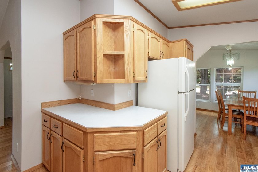 WELCOMING HOME IN SOUGHT-AFTER NEIGHBORHOOD! You need to see - photo 12
