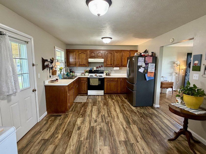 Priced to sell &amp; Seller offering 5K towards closing cost!!! - photo 13