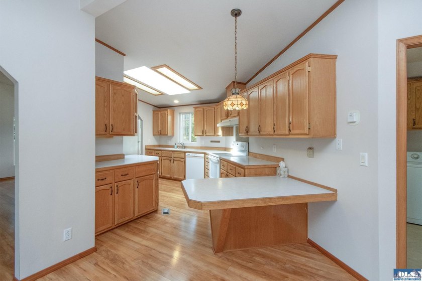 WELCOMING HOME IN SOUGHT-AFTER NEIGHBORHOOD! You need to see - photo 13