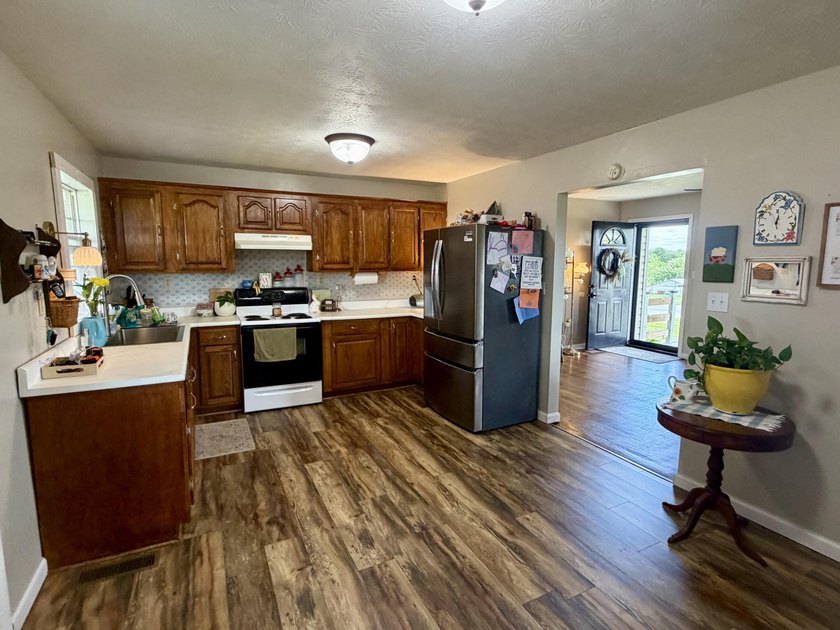 Priced to sell &amp; Seller offering 5K towards closing cost!!! - photo 14