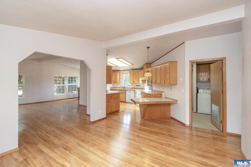 WELCOMING HOME IN SOUGHT-AFTER NEIGHBORHOOD! You need to see - photo 14