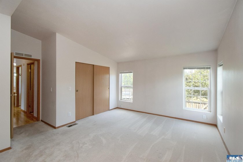 WELCOMING HOME IN SOUGHT-AFTER NEIGHBORHOOD! You need to see - photo 22