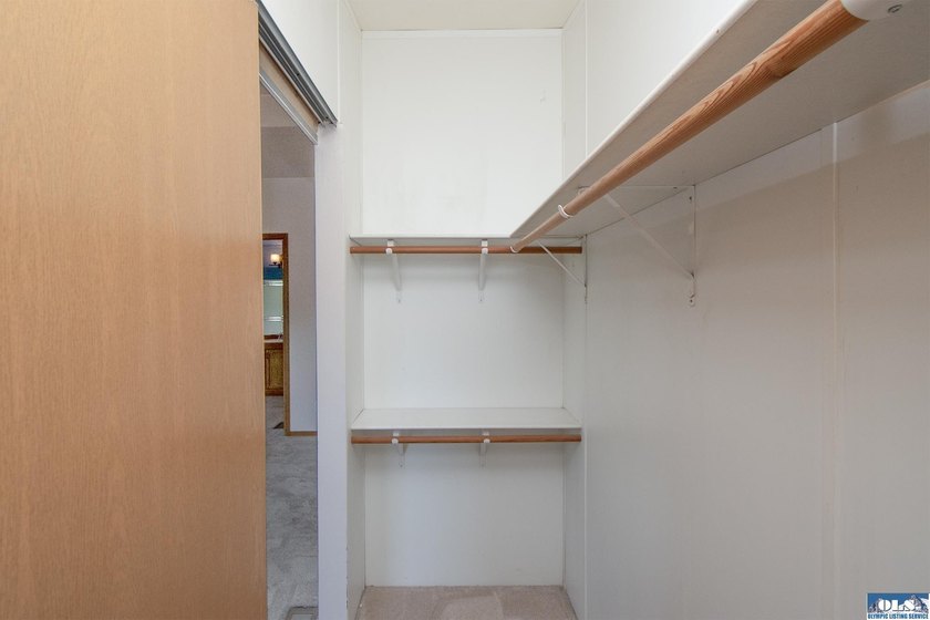 WELCOMING HOME IN SOUGHT-AFTER NEIGHBORHOOD! You need to see - photo 23