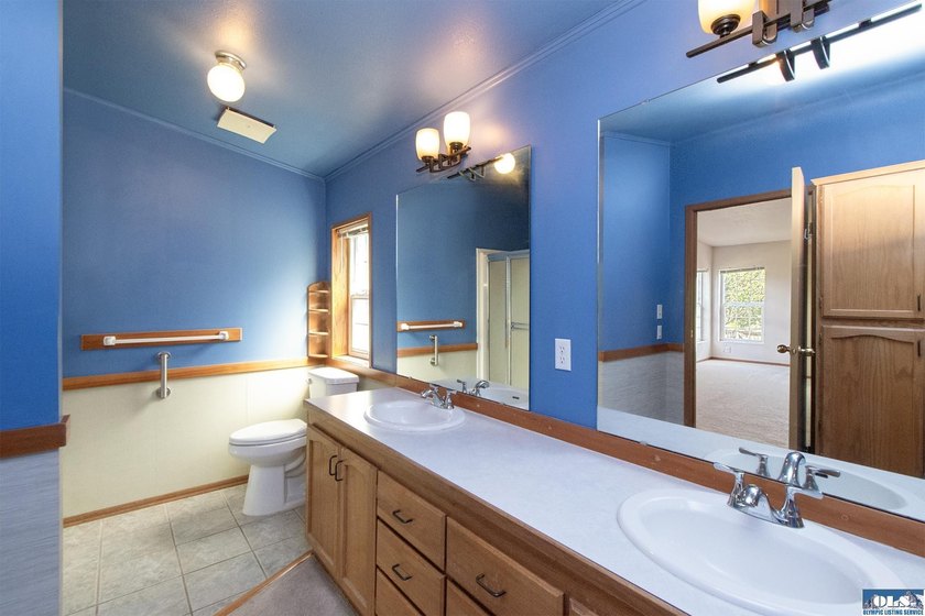 WELCOMING HOME IN SOUGHT-AFTER NEIGHBORHOOD! You need to see - photo 26