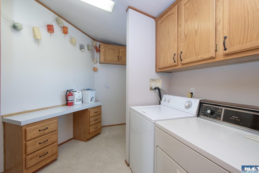 WELCOMING HOME IN SOUGHT-AFTER NEIGHBORHOOD! You need to see - photo 29