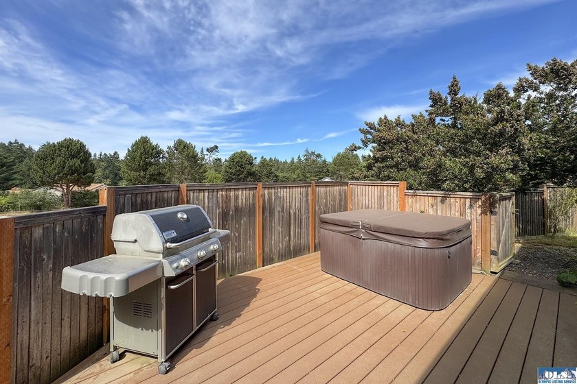 WELCOMING HOME IN SOUGHT-AFTER NEIGHBORHOOD! You need to see - photo 32