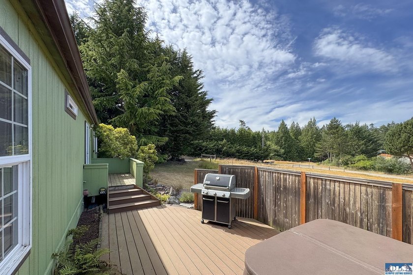 WELCOMING HOME IN SOUGHT-AFTER NEIGHBORHOOD! You need to see - photo 33