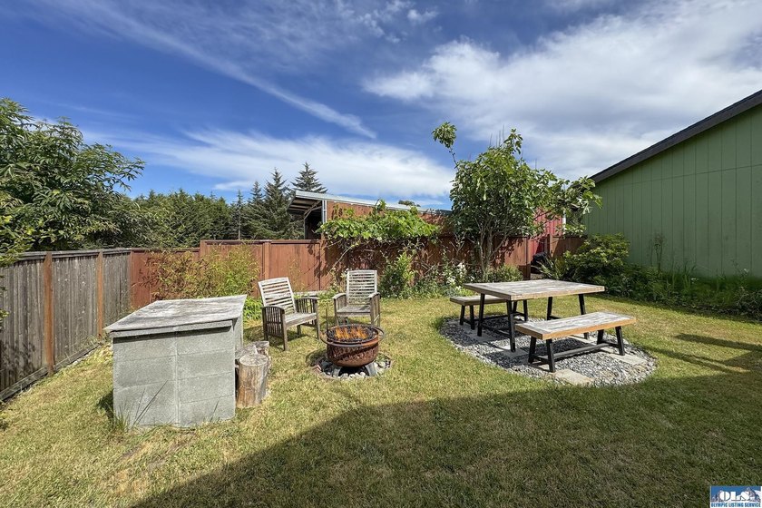 WELCOMING HOME IN SOUGHT-AFTER NEIGHBORHOOD! You need to see - photo 34