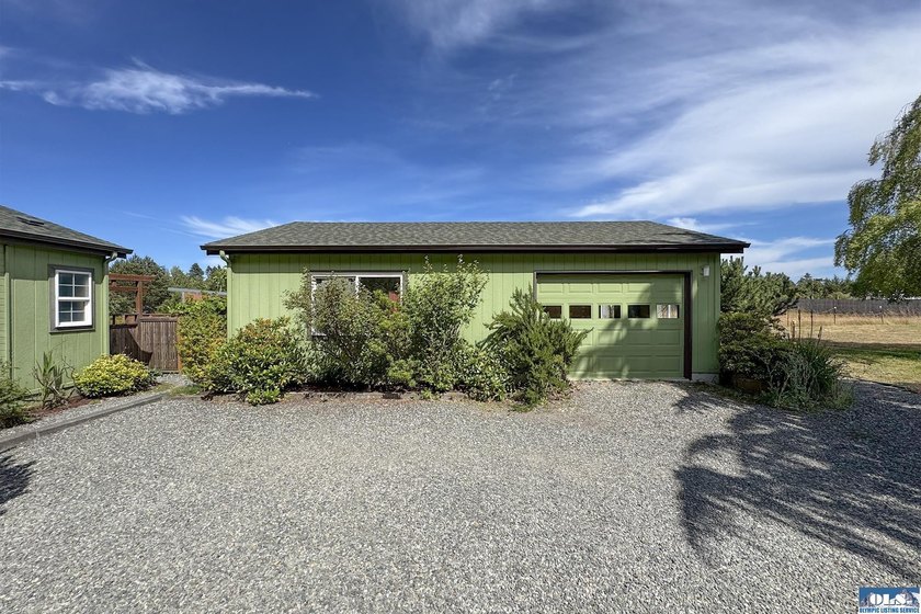 WELCOMING HOME IN SOUGHT-AFTER NEIGHBORHOOD! You need to see - photo 37